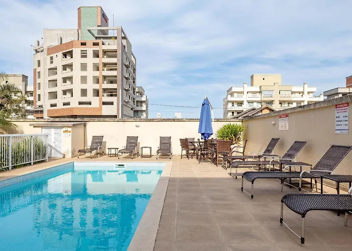 Confortável Apartamento em Condomínio com Piscina Bombinhas